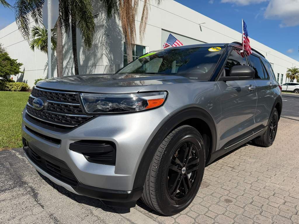 2023 Ford EXPLORER XLT — photo 1